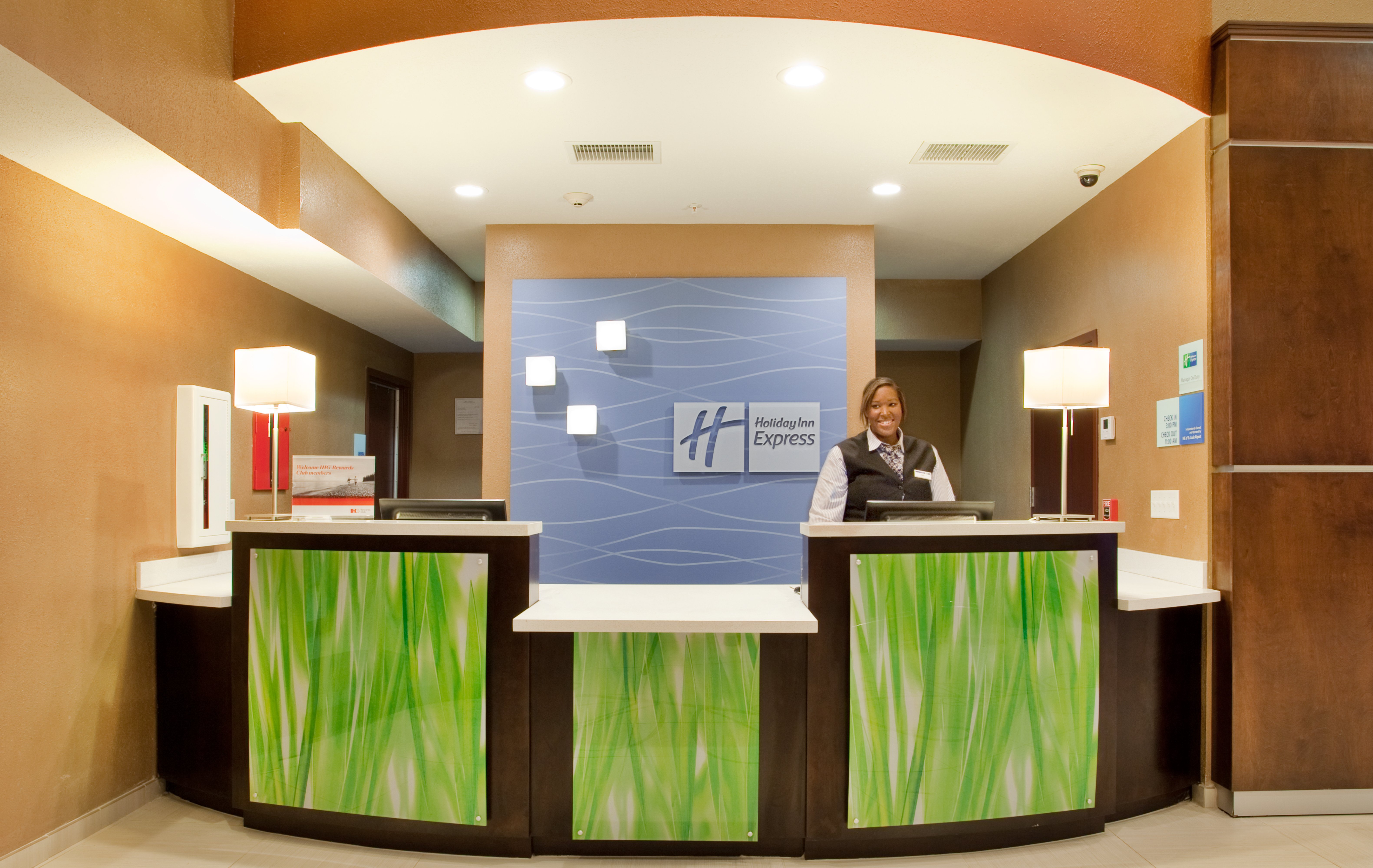 Holiday Inn Express Suites St Louis Airport 5/58