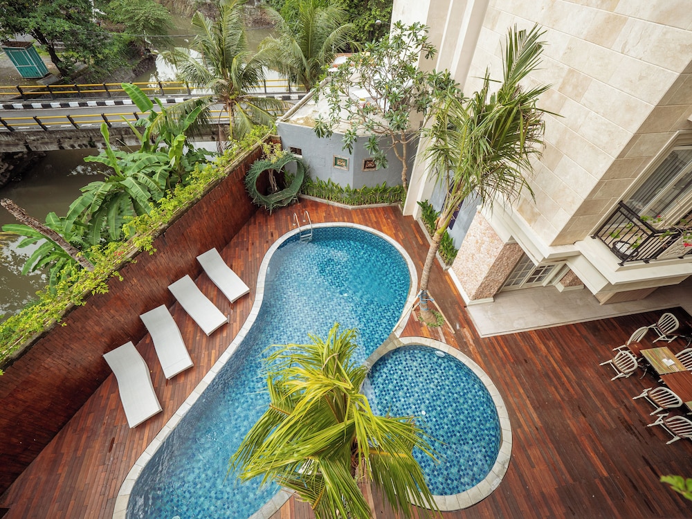 Alron Hotel Kuta Powered by Archipelago 58/67