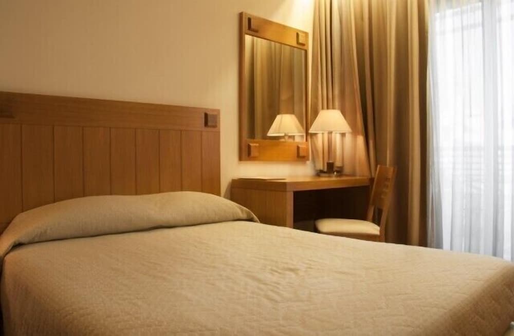 ROOM, SINGLE