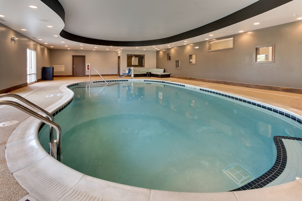 Holiday Inn Express Cheektowaga North East 32/46