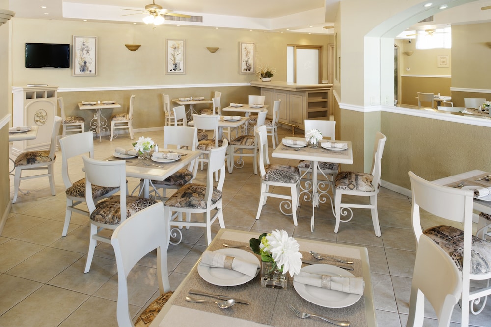 HOTEL AND SUITES QUINTA MAGNA 24/34