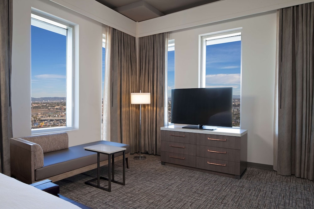 H Hotel Los Angeles, Curio Collection by Hilton 30/59