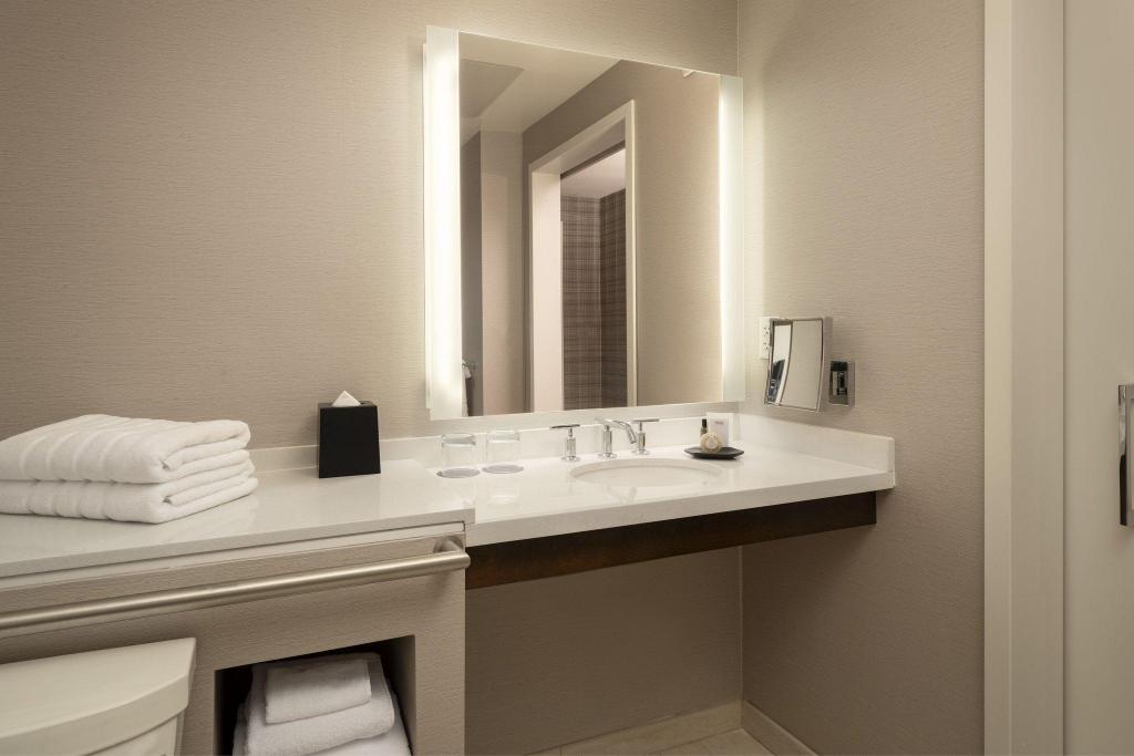 غرفة تنفيذية بسريرين كوين، The Westin South Coast Plaza 5/6