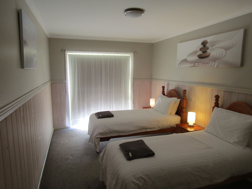 THE CRAYS ACCOMMODATION 5/46