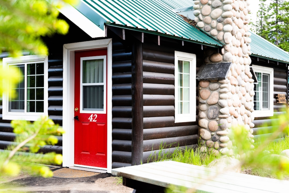 Pine Bungalows 5/50
