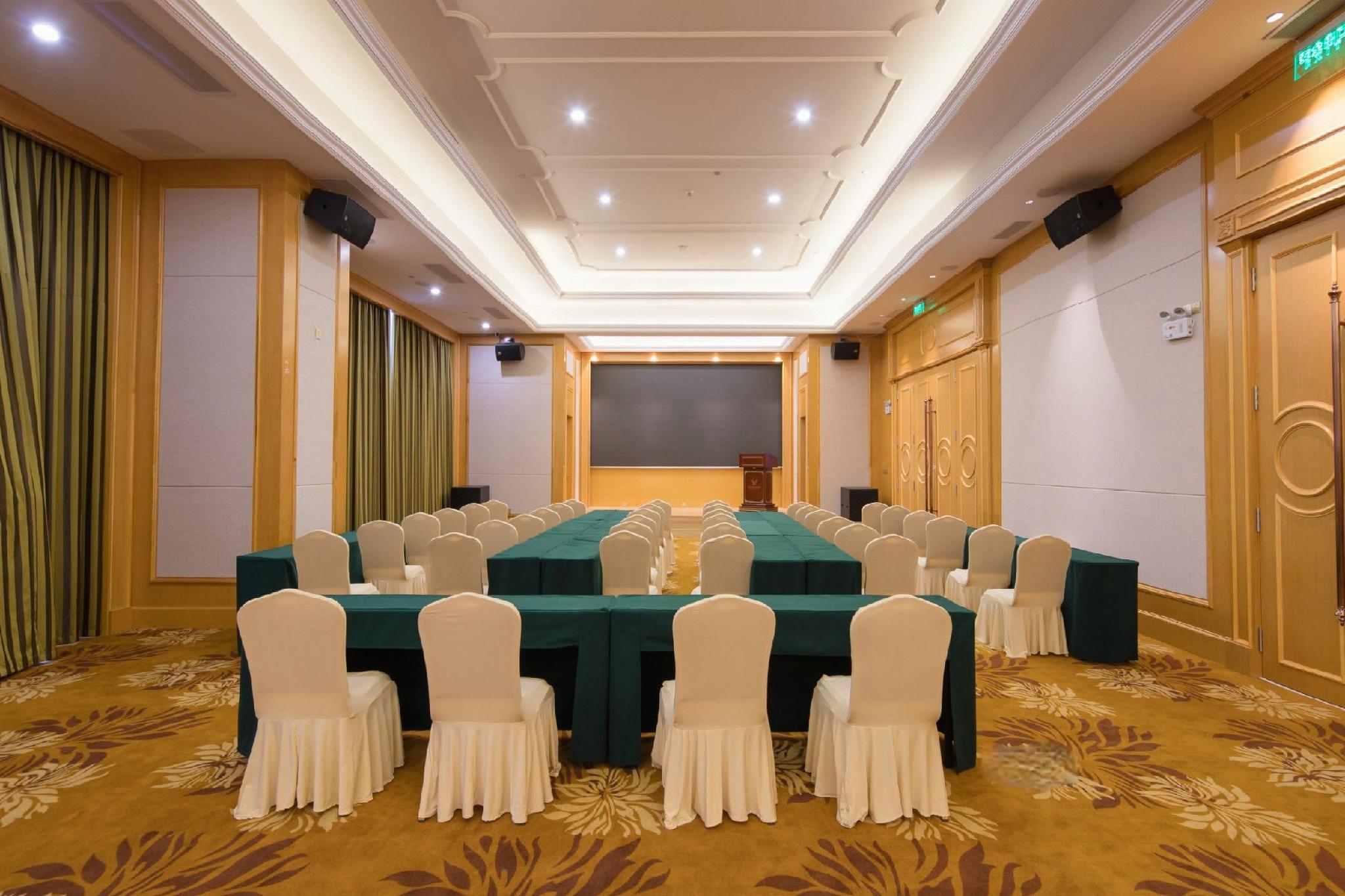 Vienna Hotel (Shenzhen Henggang Metro Station) 37/40