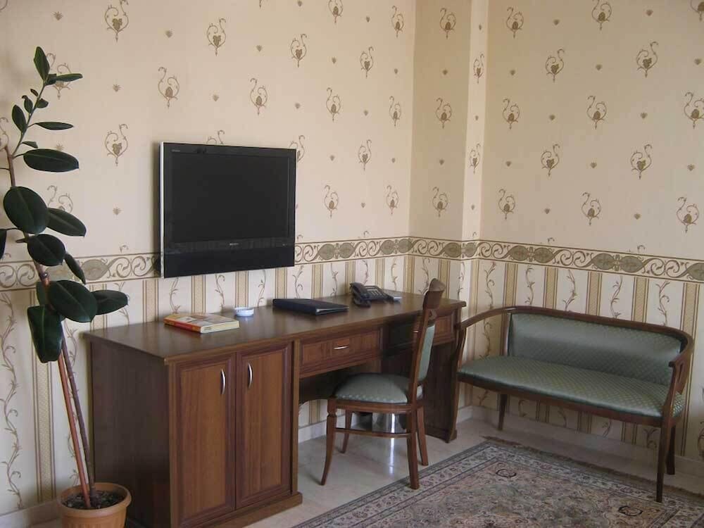 Royal Petrol Hotel 25/29