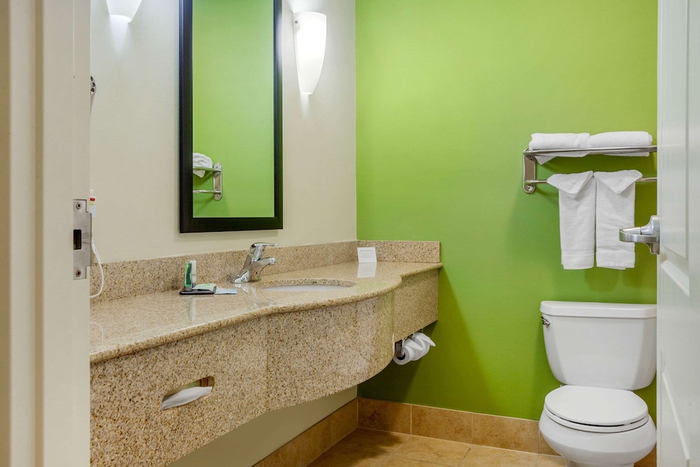 Sleep Inn and Suites Airport Milwaukee WI 9/38