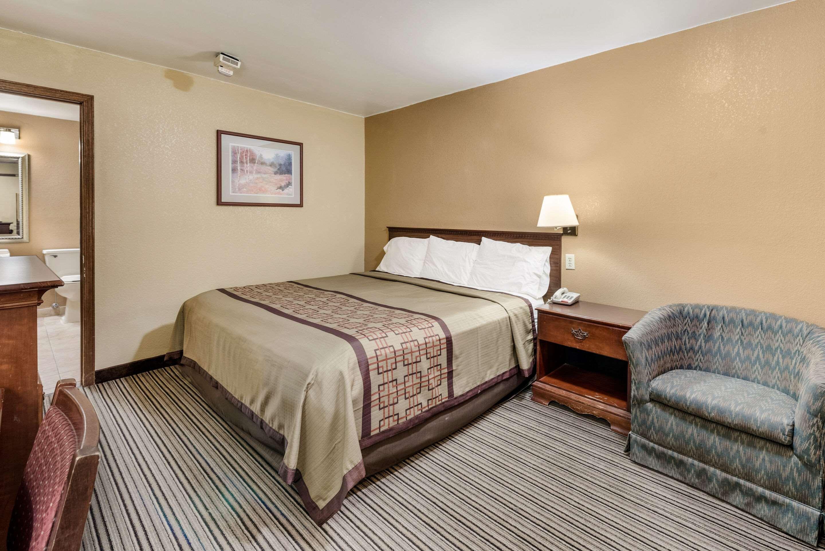 ROOM, KING BED, SMOKING
