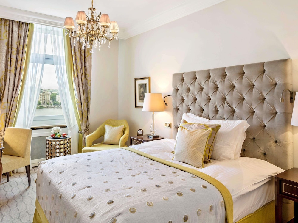 FAIRMONT, QUEEN BED, LAKE VIEW