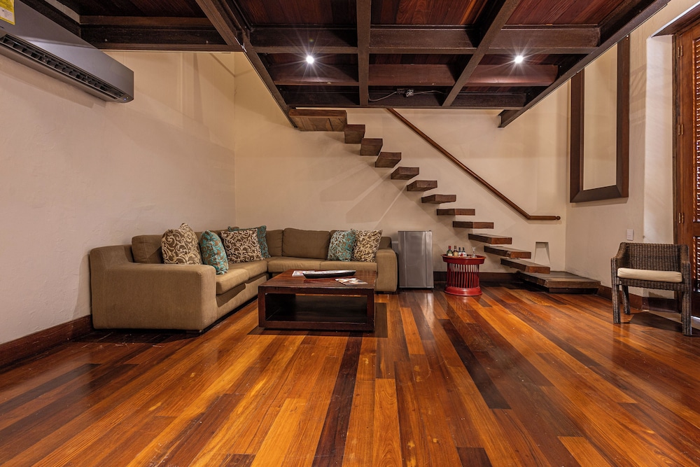 Ananda Hotel Boutique 46/70