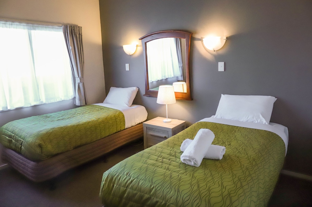 Airport Manor Inn 34/66