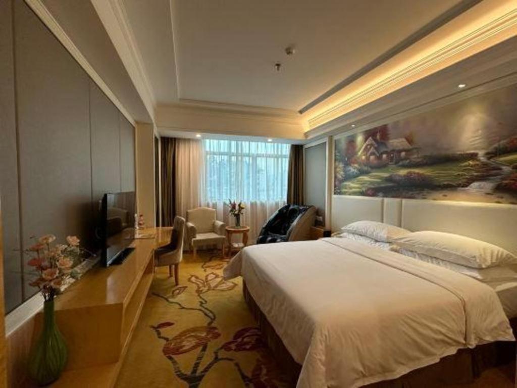 Vienna Hotel (Huizhou Qiuchang Yingbin Road) 21/57