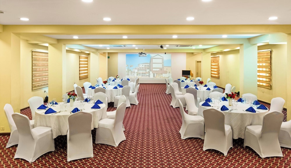AH Hotel and Conference 48/50