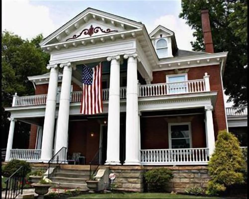 South Broadway Manor Bed and Breakfast 2/72