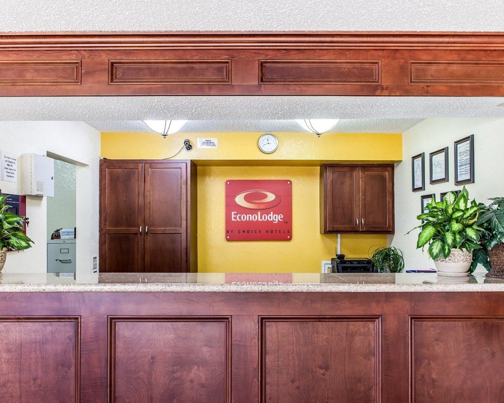 Econo Lodge Cartersville Emerson Lake Point 8/36