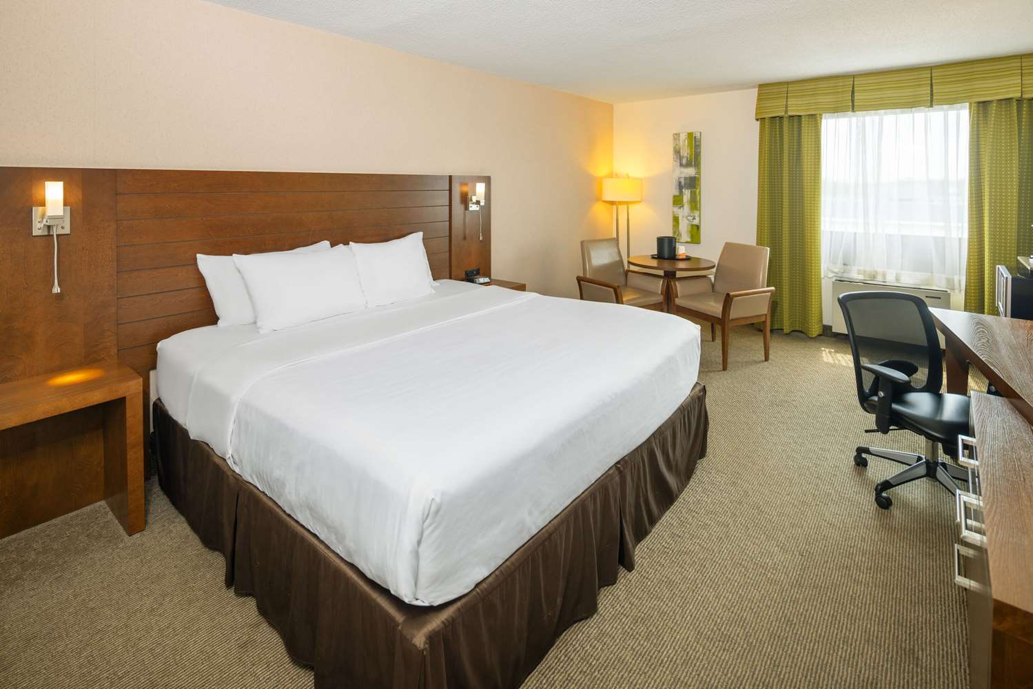 غرفة بزنس بسرير كينج، Quality Inn Rouyn-Noranda 2/2