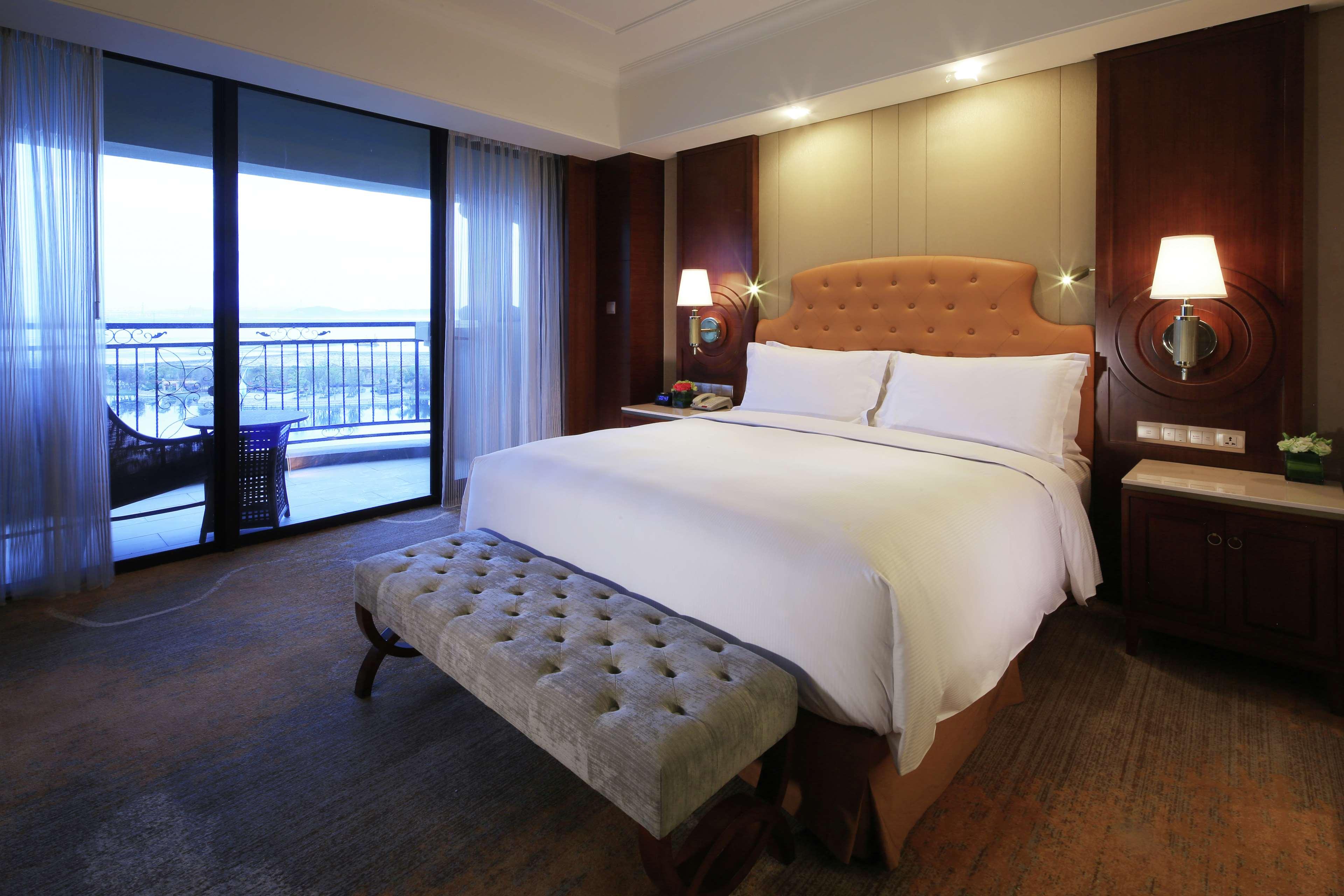 DELUXE, SUITE