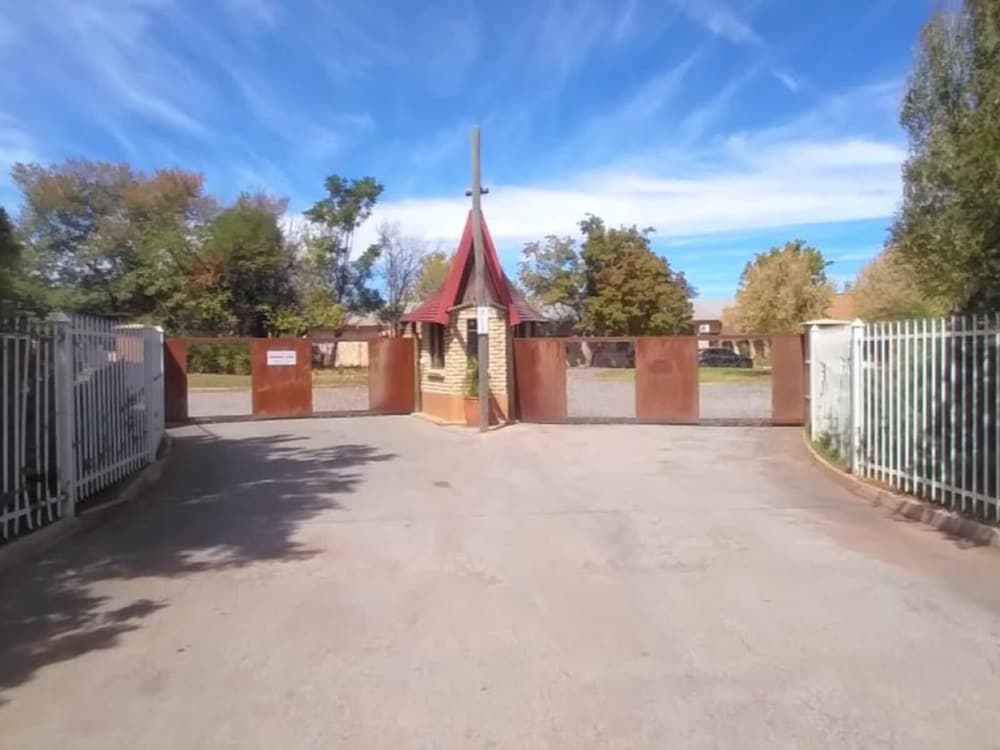Kuruman Lodge 14/18