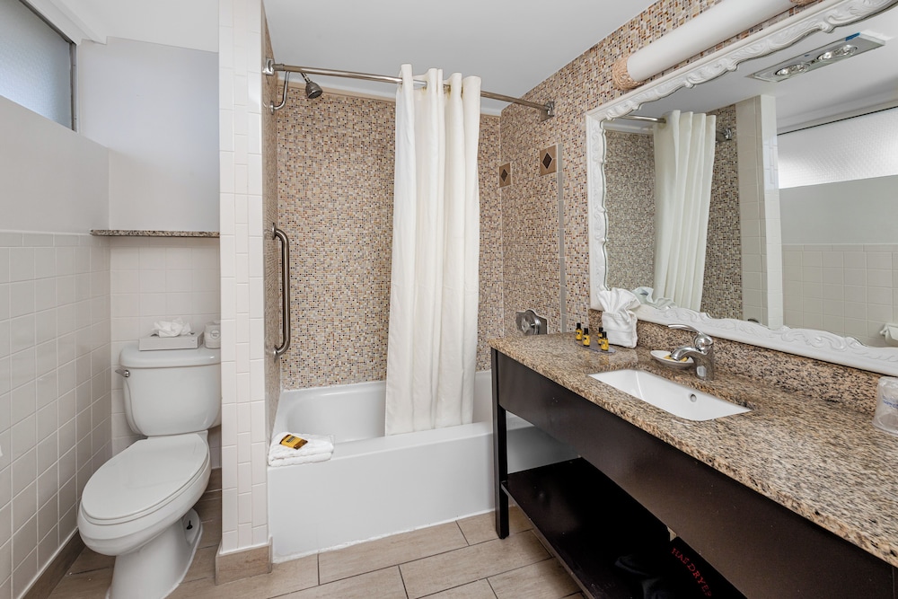 غرفة قياسية كبيرة بسريرين كوين بإطلالة على المرفأ بشرفة، Best Western Plus Yacht Harbor Inn 3/3