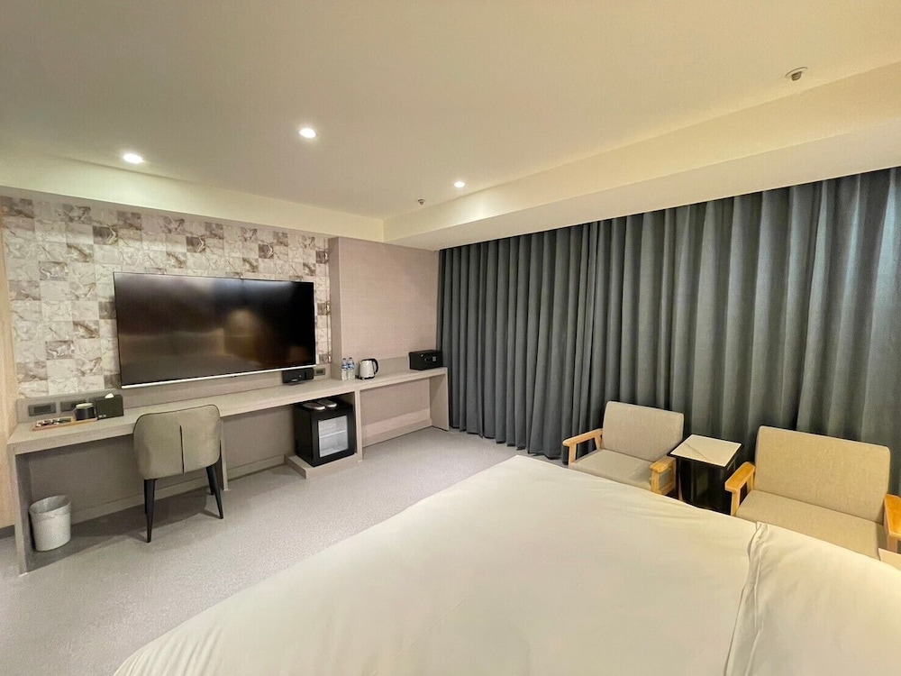 New City Hotel 24/41