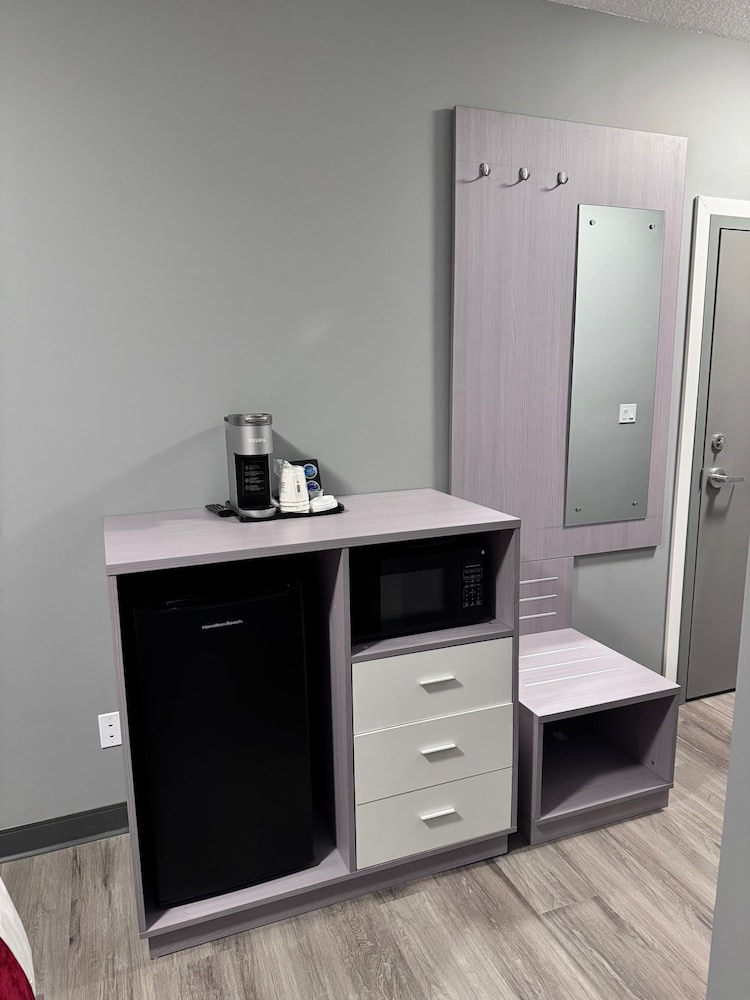 Ramada by Wyndham West Edmonton Hotel & Suites 12/45