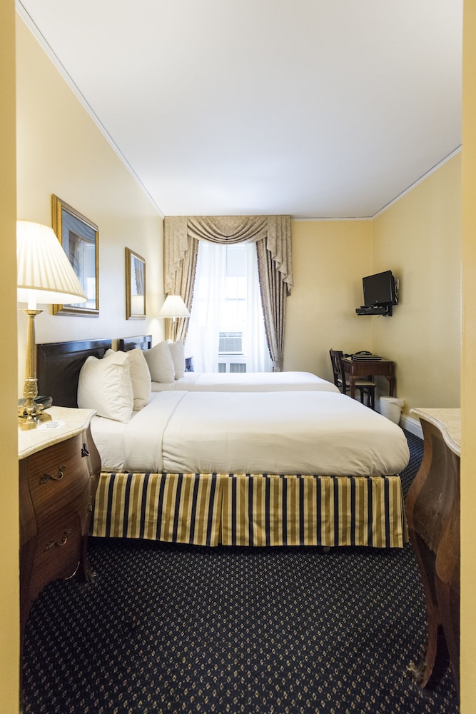 3 WEST CLUB HOTEL 25/62