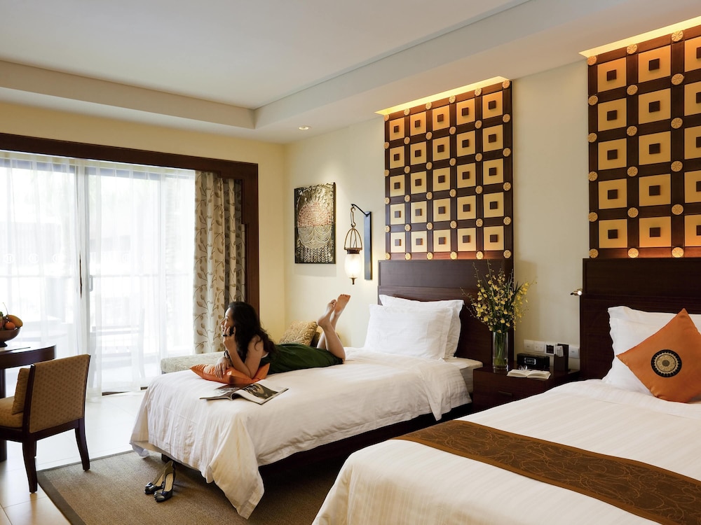 DELUXE, TWIN BEDS, POOL VIEW