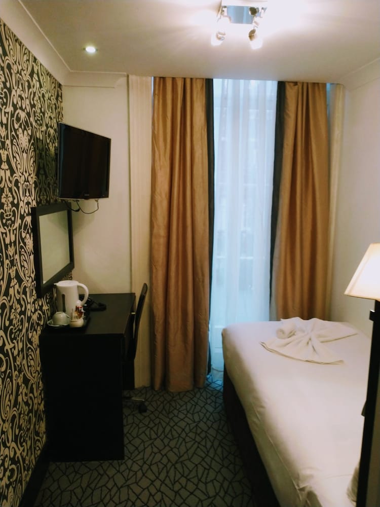 Edward Hotel Paddington 19/65