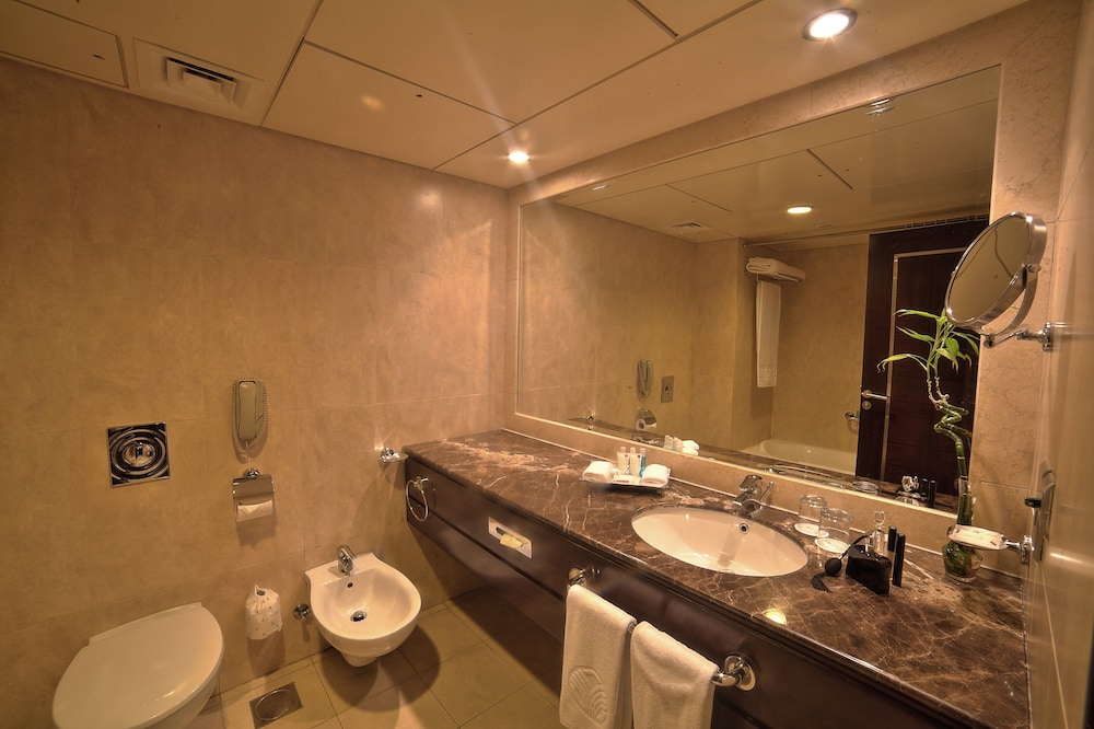 Sea Front Studio Twin with balcony:، Raouche Arjaan By Rotana Beirut 2/2