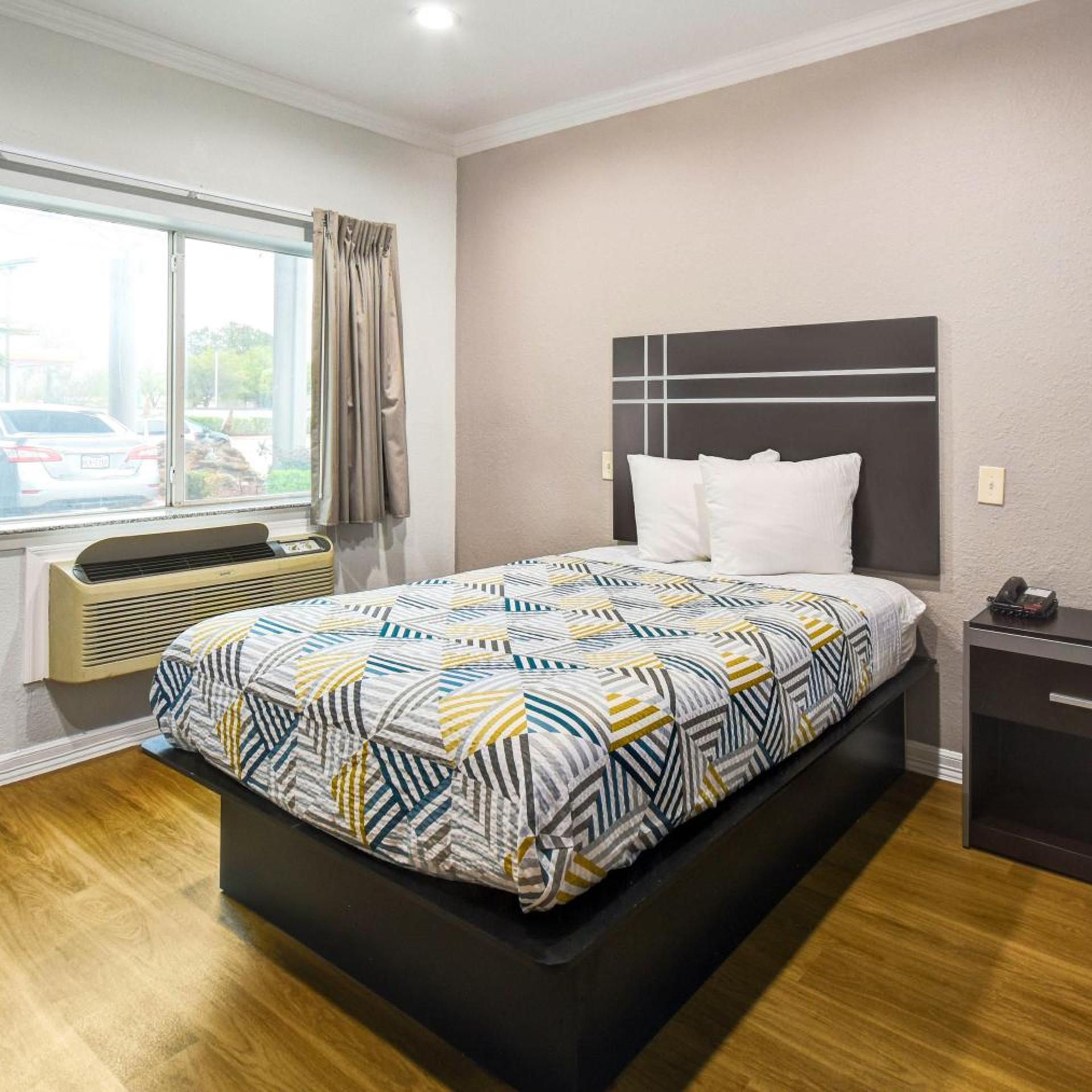 1 King Bed - Non-Smoking, Micfridge