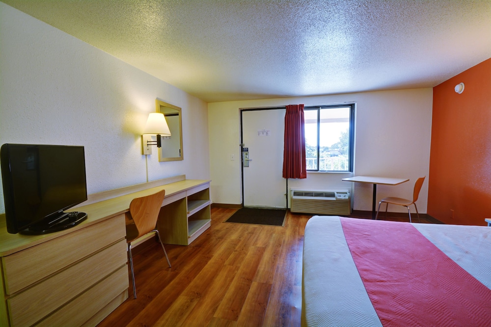 Motel6 Chicopee, MA - Springfield 16/37