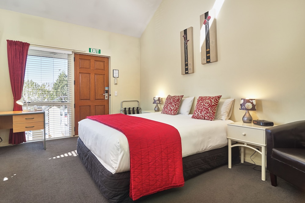 DELUXE, STUDIO, KING BED, KITCHEN