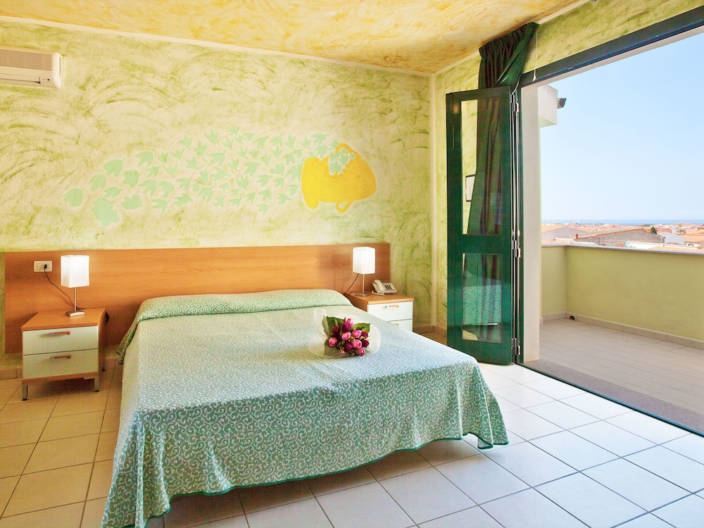 Room, Triple, 1 Double and 1 Single Bed