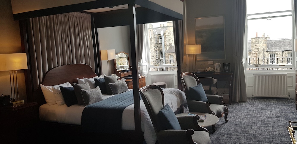 Royal Scots Club Hotel 41/56