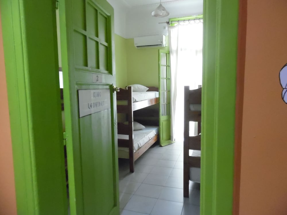 MIXED DORM, 4 BEDS, SHARED BATHROOM