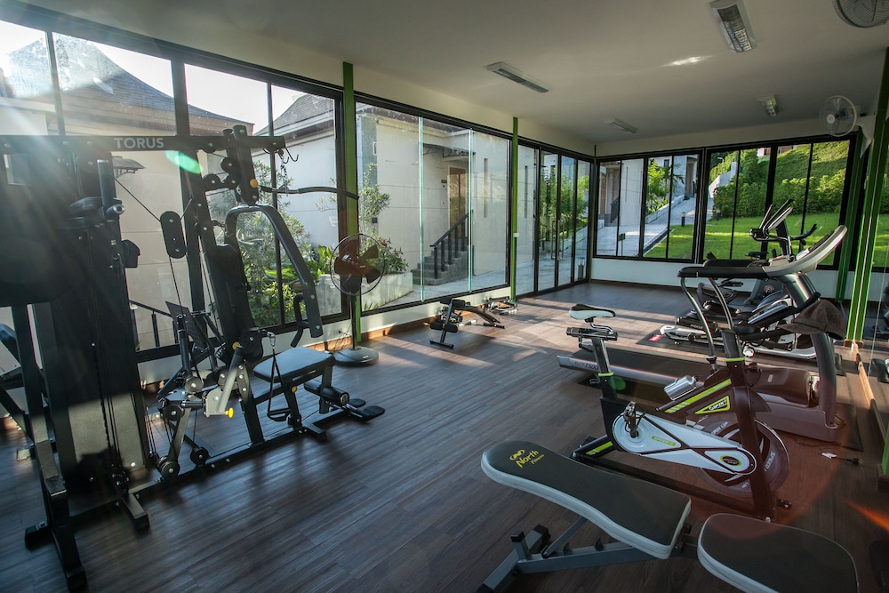 HULA HULA RESORT l truly tropical and fun wellness 62/90