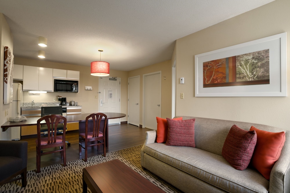 MainStay Suites Detroit Farmington Hills 24/36