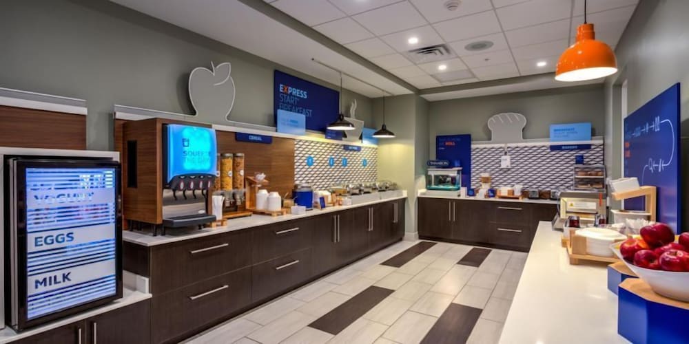 Holiday Inn Express Suites Reedsville State Coll Area 47/56