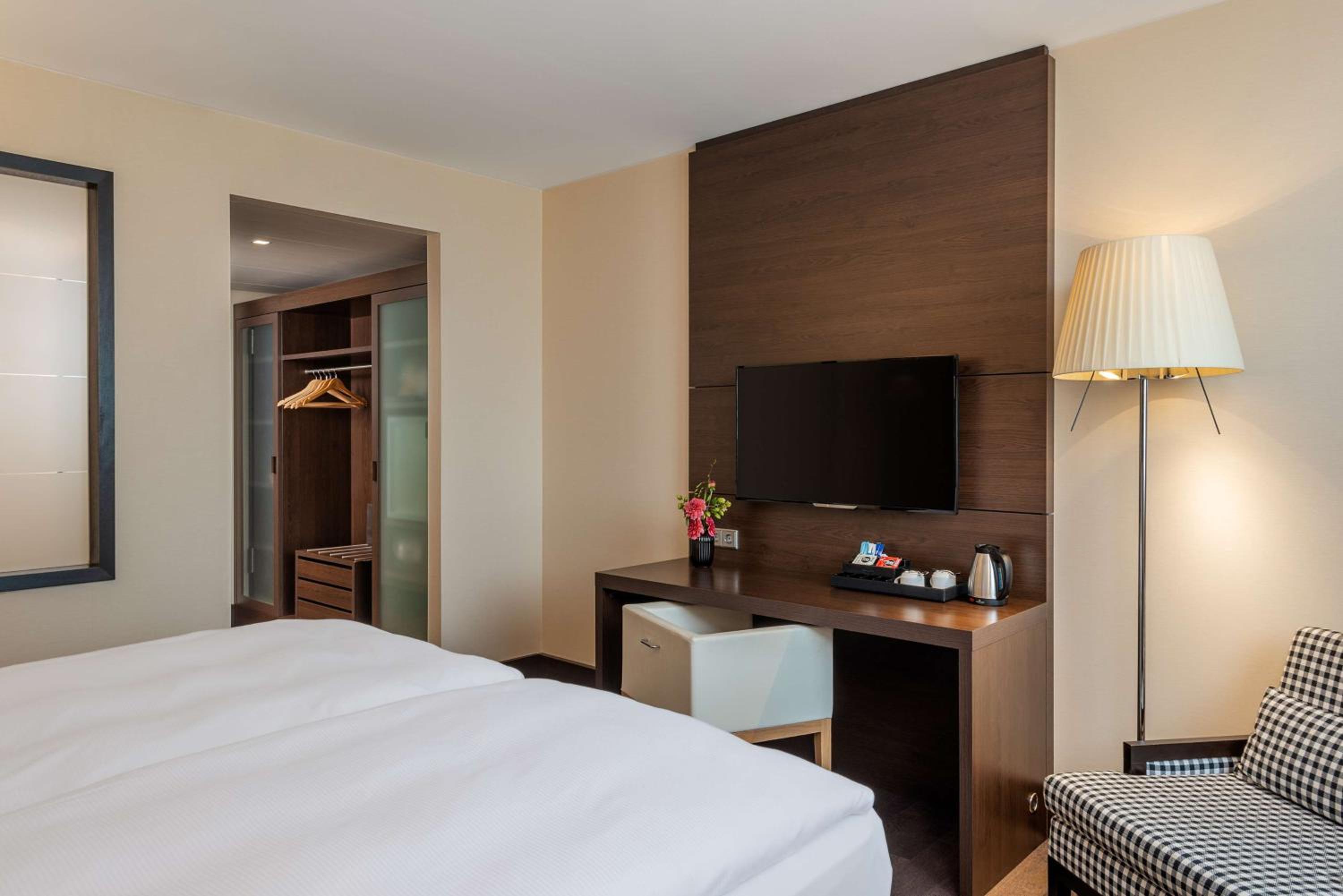Standard, King Bed, Nh Stuttgart Airport 7/10