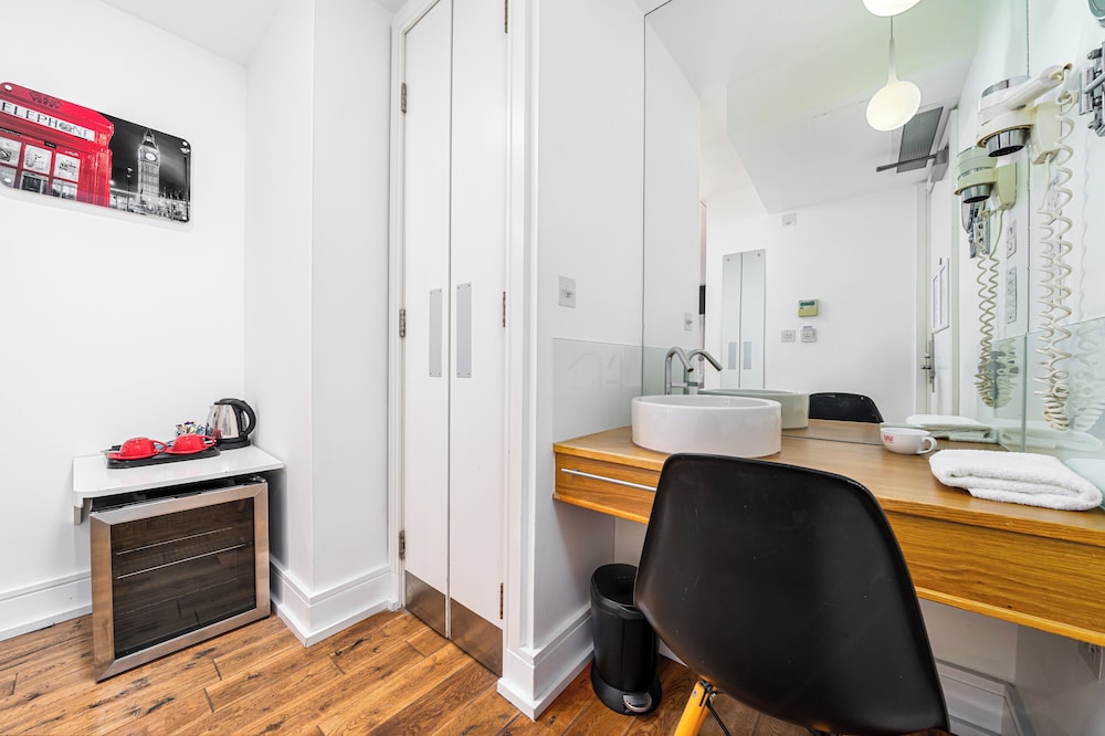 The Whitechapel Hotel 34/50