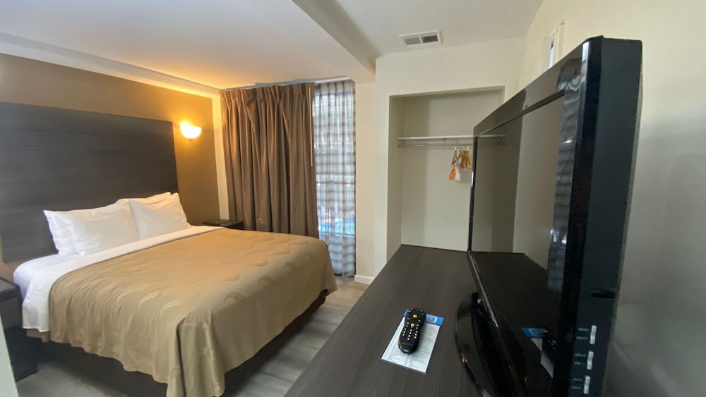 ROOM, QUEEN BED