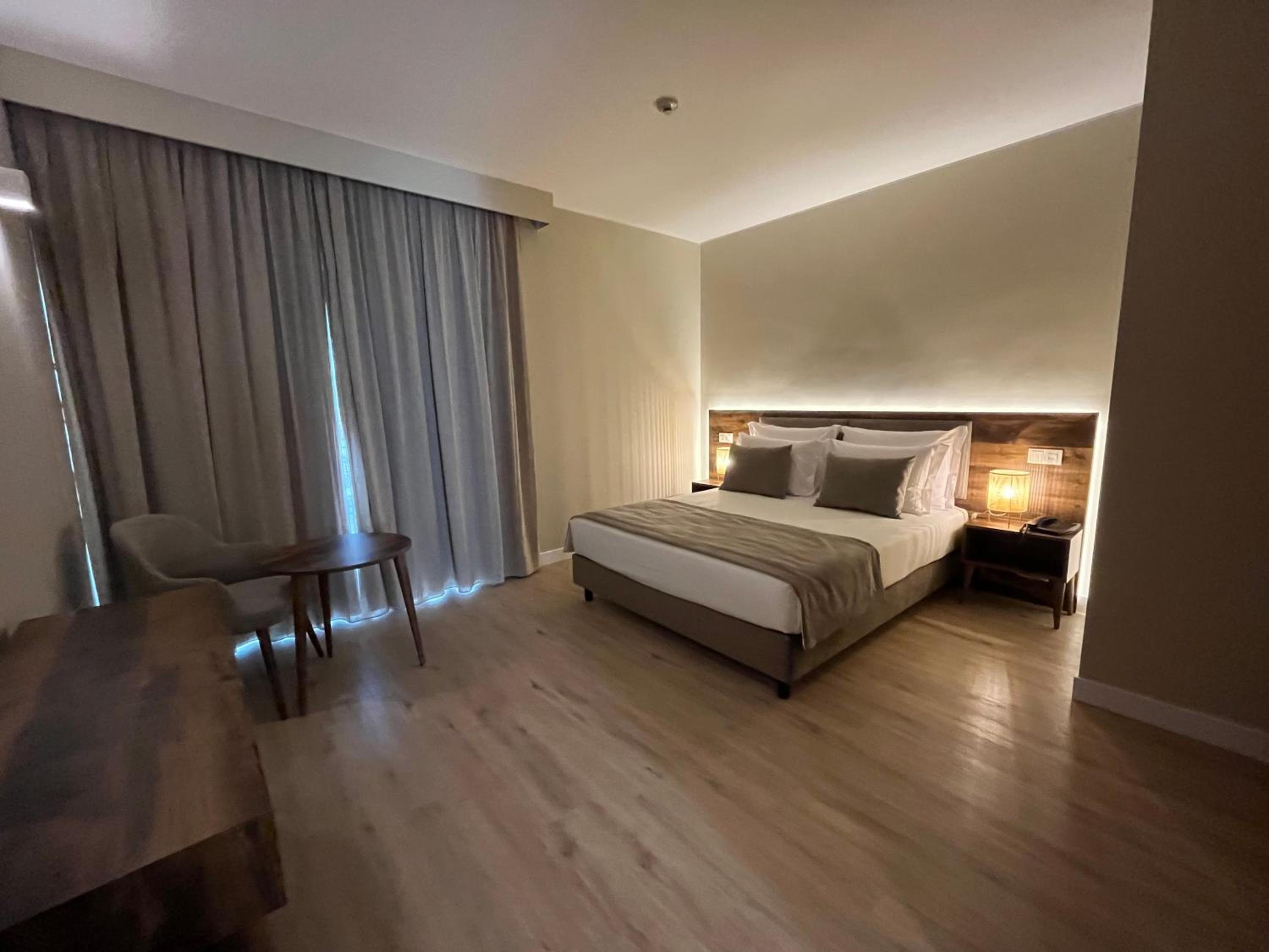 Room, Double or Twin Bed, Lateral Side Sea View