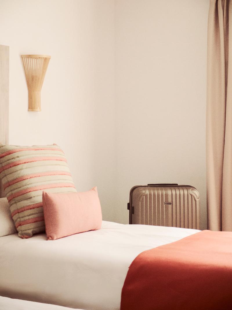 ROOM, DOUBLE OR TWIN BED