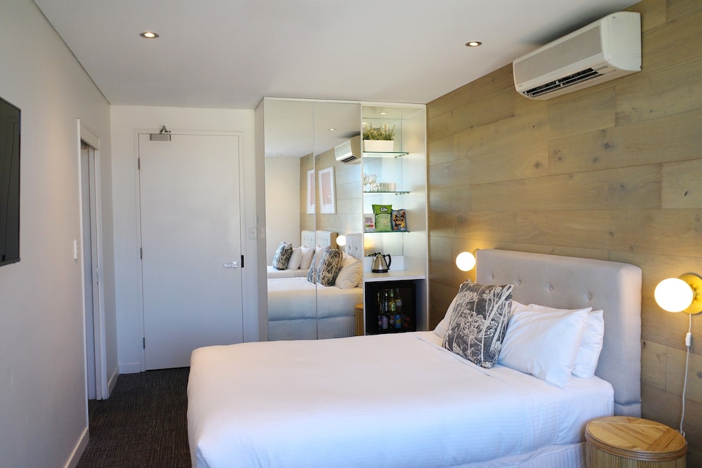SUPERIOR, 1 QUEEN AND 1 SINGLE BED