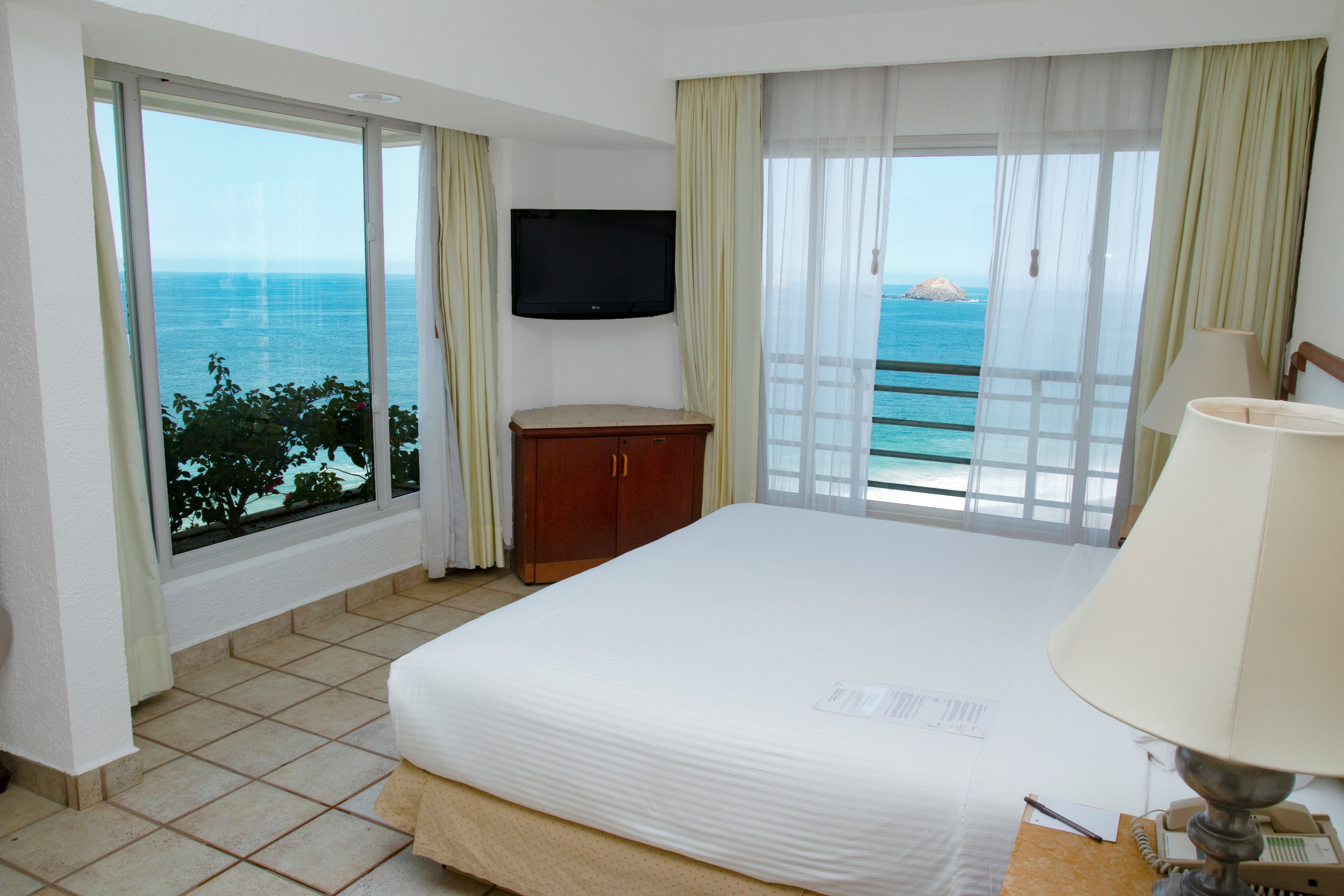Superior, Single, King Bed, Ocean View