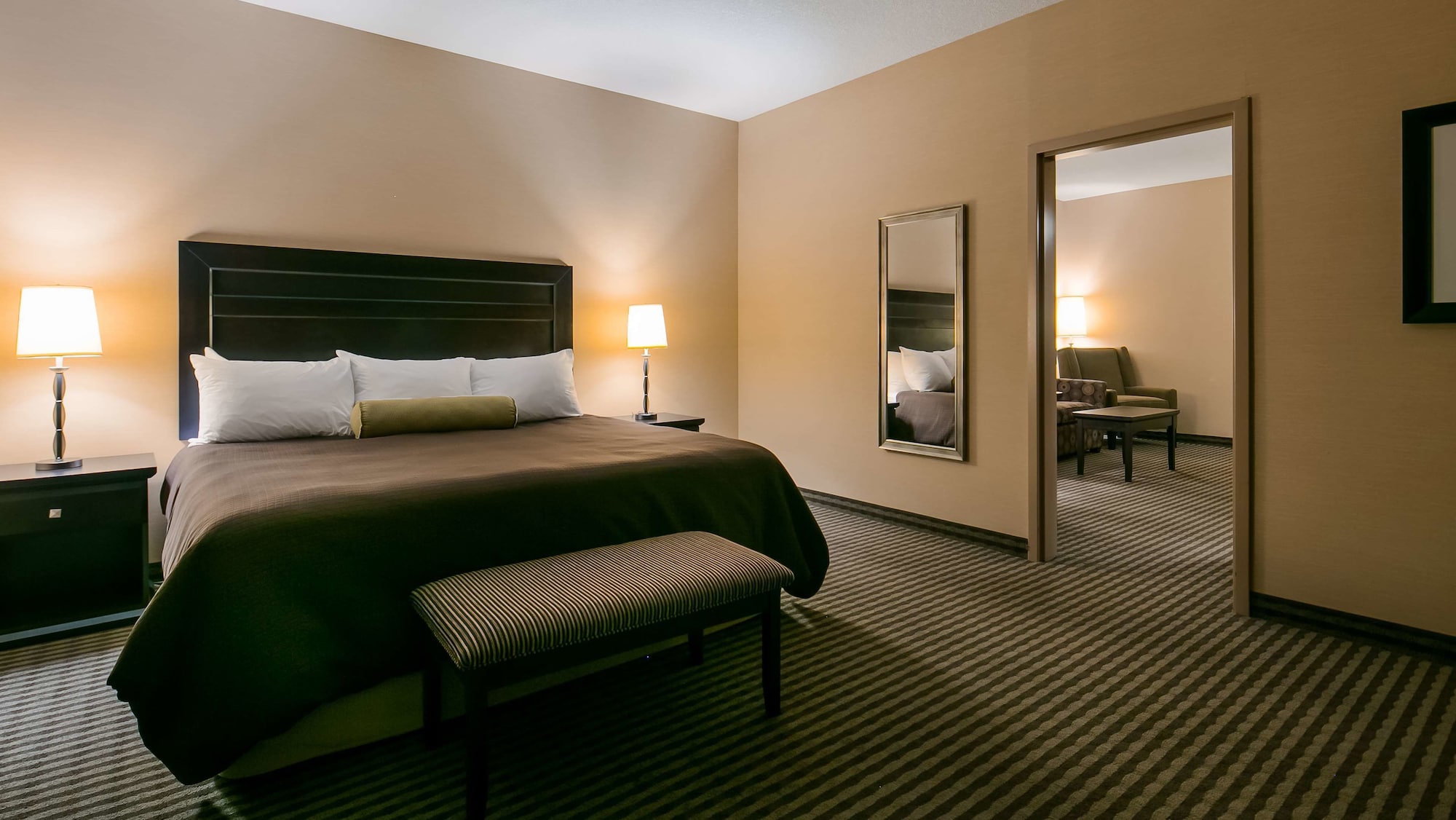 Suite, Queen Bed, Sofa