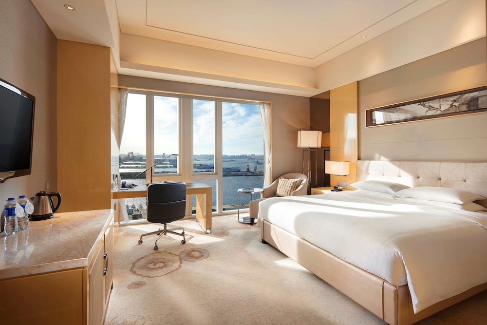 غرفة تنفيذية بسرير كينج مع دخول الصالة، HILTON DALIAN 2/10