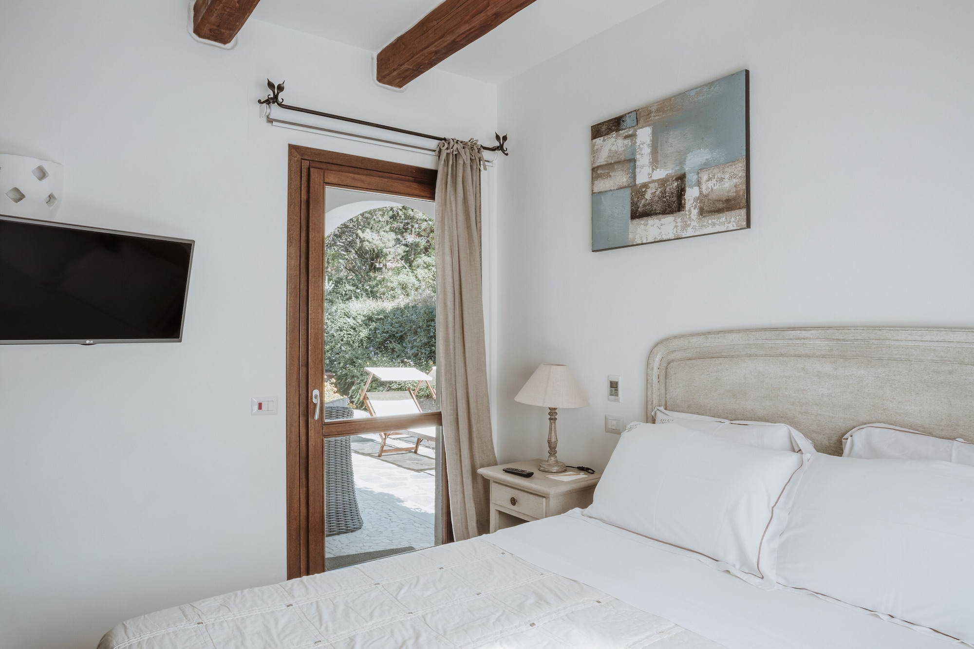 EXECUTIVE, SUITE, KITCHENETTE