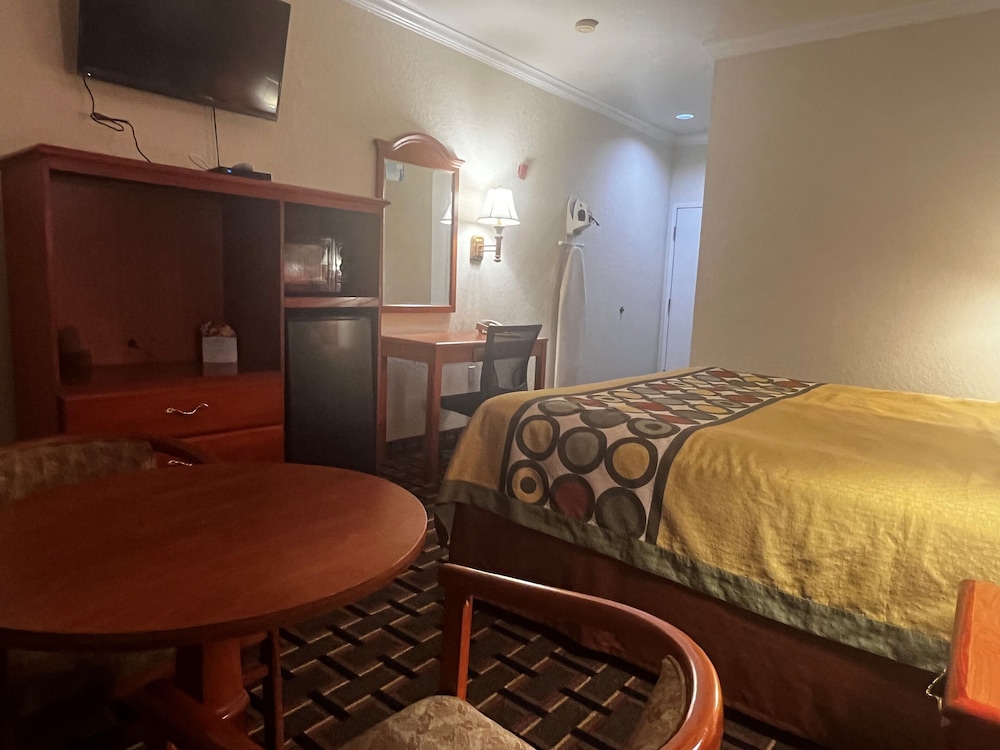 غرفة بسرير كينج لذوي الإعاقة، Super 8 By Wyndham Brookshire Tx 3/7